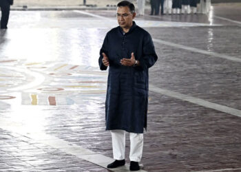 রীতি বদলে শহীদ মিনারে দোয়া ও মোনাজাতে প্রধানমন্ত্রী