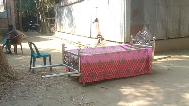 সম্পত্তি নিয়ে ভাই-বোনদের দ্বন্দ্ব: ৩০ ঘণ্টা পর প্রশাসনের হস্তক্ষেপে বাবার দাফন