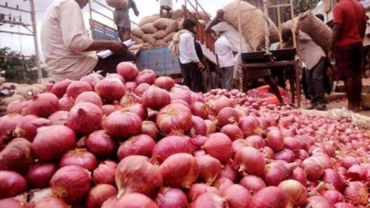 প্রথম রোজাতেই উত্তপ্ত পেঁয়াজের বাজার: কেজিতে বাড়ল ১০-১৫ টাকা