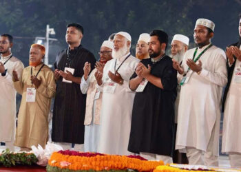 শহীদ মিনারে জামায়াত আমিরকে দেখে ‘রাজাকার’ স্লোগান, উত্তেজনা