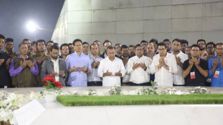 মা-বাবার কবর জিয়ারতের মধ্যদিয়ে তারেক রহমানের নির্বাচনী প্রচারণা সম্পন্ন