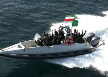 নিরাপত্তা ঝুঁকি নাকি শক্তি প্রদর্শন? মার্কিন জাহাজকে ধাওয়া দিল ইরান