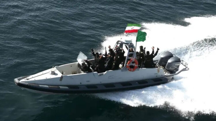 নিরাপত্তা ঝুঁকি নাকি শক্তি প্রদর্শন? মার্কিন জাহাজকে ধাওয়া দিল ইরান