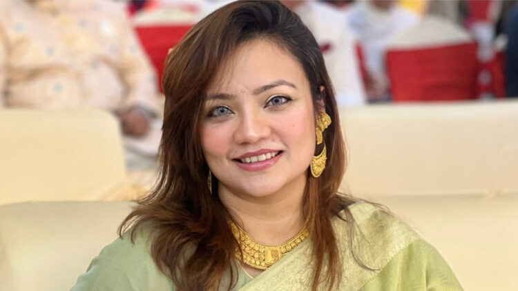 বিপাকে ঢাবি শিক্ষক মোনামি: একের পর এক কল দিয়ে খুনের হুমকি!