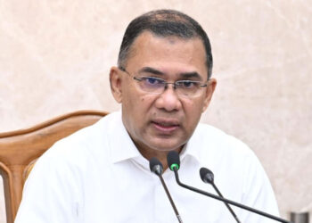 ব্যক্তিগত প্রচার বন্ধে কঠোর নির্দেশ: নিজের নামের ব্যানার সরাতে বললেন প্রধানমন্ত্রী