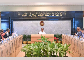 গভীর সমুদ্রবন্দর ও বন্ধ কারখানা চালু: প্রধানমন্ত্রীর কাছে ব্যবসায়ীদের একগুচ্ছ দাবি