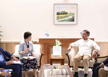 প্রধানমন্ত্রীর সঙ্গে এশীয় অবকাঠামো বিনিয়োগ ব্যাংকের শীর্ষ কর্মকর্তাদের বৈঠক