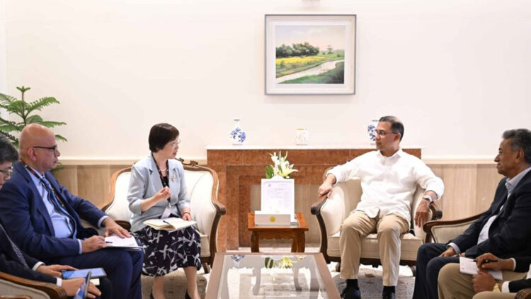 প্রধানমন্ত্রীর সঙ্গে এশীয় অবকাঠামো বিনিয়োগ ব্যাংকের শীর্ষ কর্মকর্তাদের বৈঠক